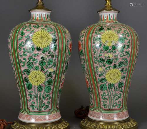 QING D., A PAIR OF WUCAI LAMP STANDS WITH CHRYSANTHEMUM PATTERN