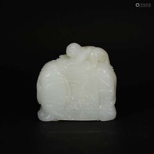 A WHITE JADE CARVING ORNAMENT