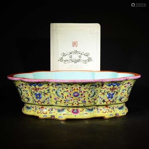 QING D., A FAMILLE ROSE GREEN GLAZED DISH