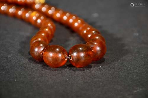 QING D., AN AMBER BEADS NACKLACE