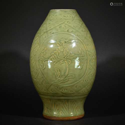 MING D., A LONGQUAN WARE CARVED FLOWER VASE