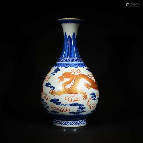 QIANLONG MARK, A BLUE AND WHITE VASE WITH OUTLINE IN GOLD