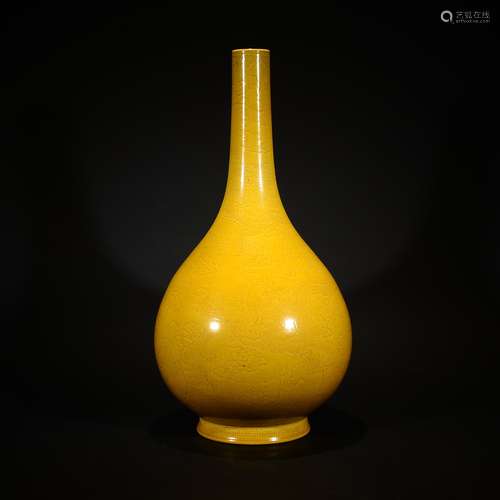 QING D., A YELLOW-GROUND LONG NECK VASE WITH DRAGON PATTERN