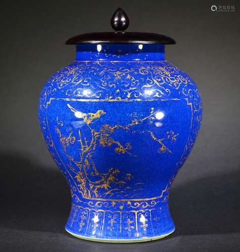 19TH C., A BLUE GOUND GILD JAR WITH WOOD LID