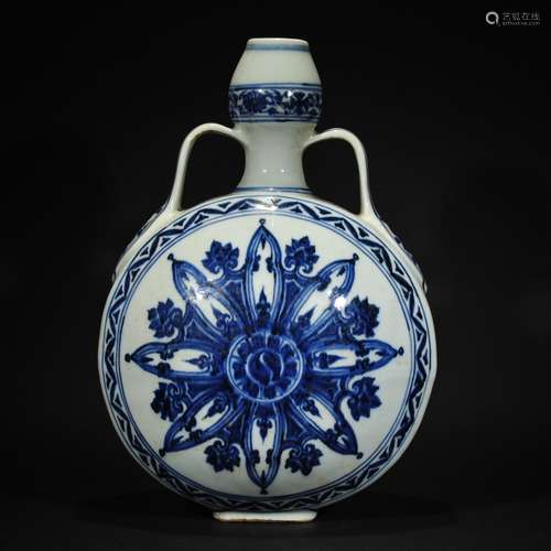 XUANDE MARK, A BLUE AND WHITE FLAT VASE