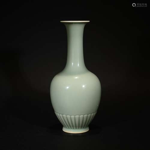 QIANLONG MARK, A CELADON GLAZED LONG NECK VASE