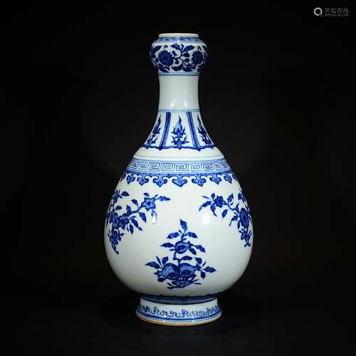 QIANLONG MARK, A BLUE AND WHITE SANDUO PATTERN VASE