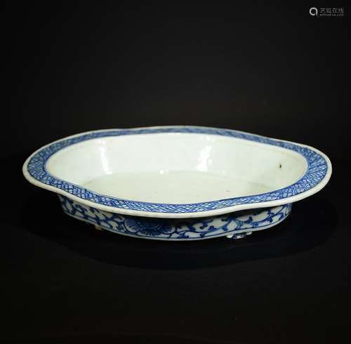 19TH C., A BLUE AND WHITE CHEERY-APPLE SHAPE DISH