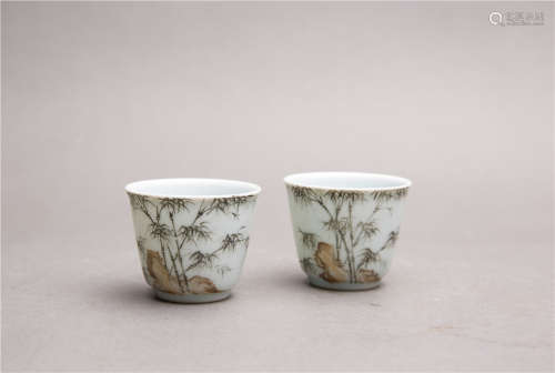 A PAIR OF GRISAILLE-DECORATED WINE CUPS