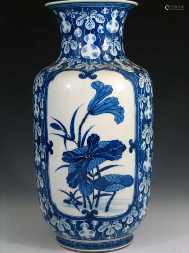 Chinese Blue and White Porcelain Vase, 19th Century.