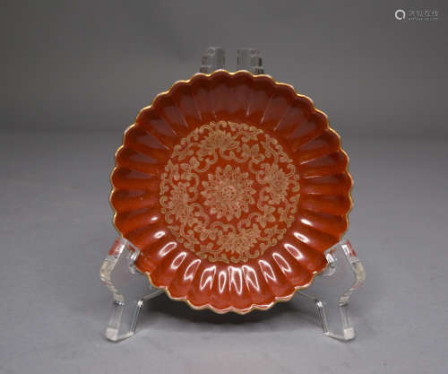A RED GLAZED FLORAL SHAPED PLATE