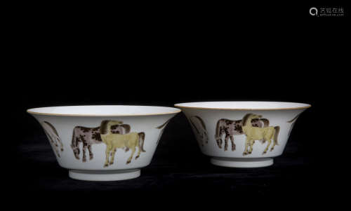 A PAIR OF FAMILLE-ROSE BOWLS