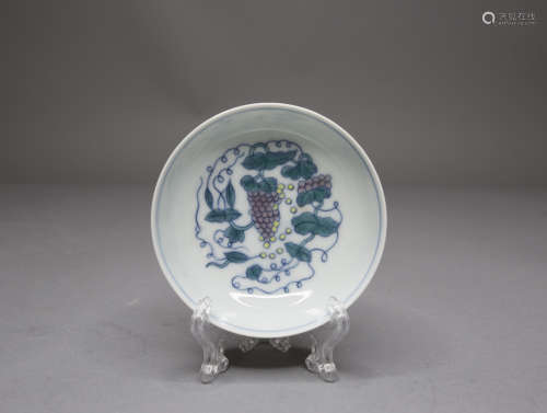 A SMALL DOUCAI GRAPE SAUCER DISH