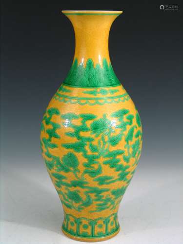 Chinese Yellow and Green Glaze Porcelain Vase, Yongzheng Mark.