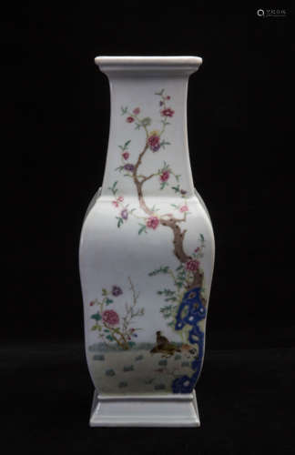 A FAMILLE-ROSE VASE WITH FLOWERS AND BIRDS DECORATIONS