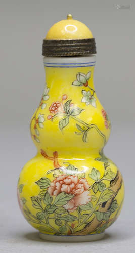 AN ENAMELLED DOUBLE-GOURD-SHAPED GLASS SNUFF BOTTLE