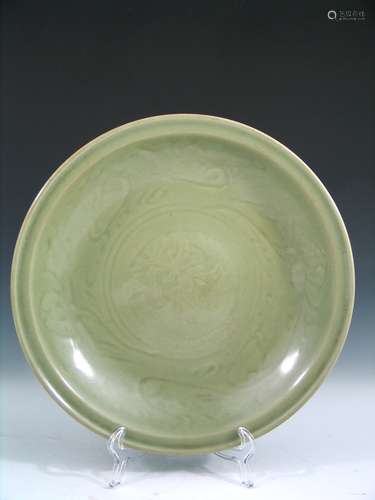 Chinese Longquan Celadon Charger, Ming Period.