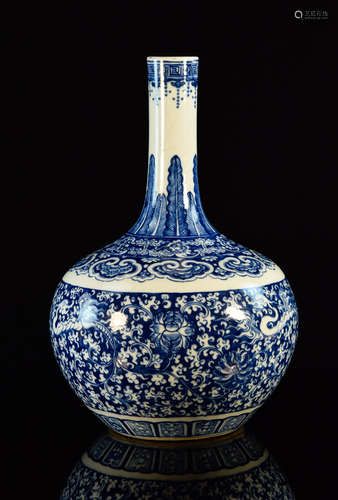 Chinese Blue White Porcelain Bottle Vase with Dragon Motif