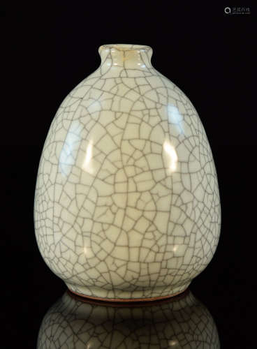 Chinese Ge Crackle Glazed Porcelain Vase