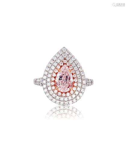 浅彩粉红色钻石配钻石戒指