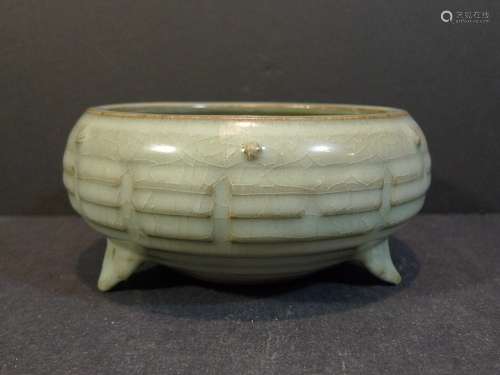 IMPORTANT CHINESE GUAN TYPE PORCELAIN CENSER