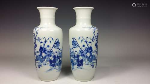 A PAIR OF CHINESE BLUE AND WHITE VASE, KANGXI MARK.