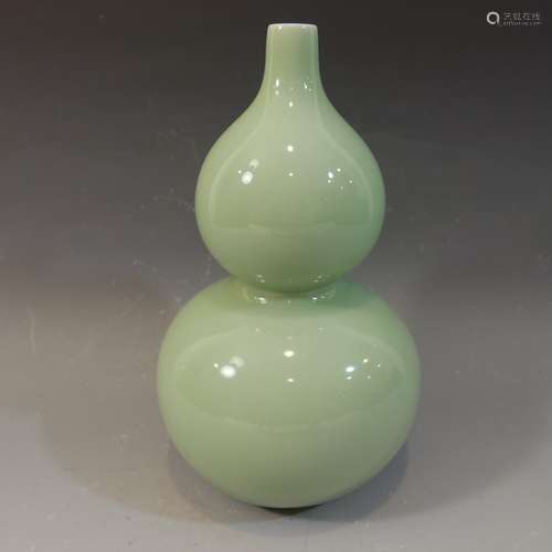 ANTIQUE CHINESE CELADON  DOUBLE GOURD PORCELAIN VASE - QIANLONG MARK 19TH CENTURY