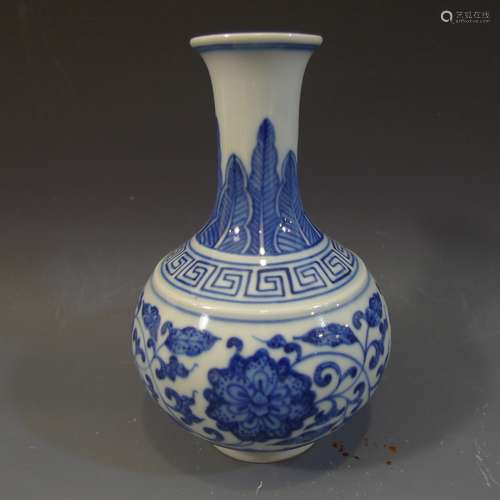 ANTIQUE CHINESE BLUE WHITE PORCELAIN VASE - QIANLONG MARK REPUBLIC PERIOD