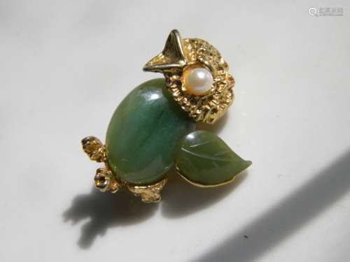 Vintage Natural Green Nephrite Jade Bird Brooch Pin