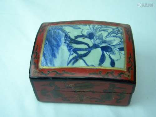 ANTIQUE CHINESE PORCELAIN TOP BOX, BLUE AND WHITE PORCE