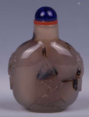 CHINESE AGATE SNUFF BOTTLE WITH TWIN EARS