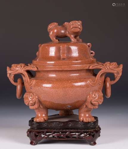 CHINESE GOLDSTONE PEKING GLASS TRIPOD COVER CENSER