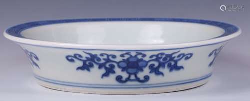 CHINESE BLUE AND WHITE FOLIAGE PLATE