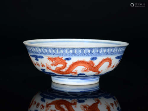 青花海水矾红龙纹碗