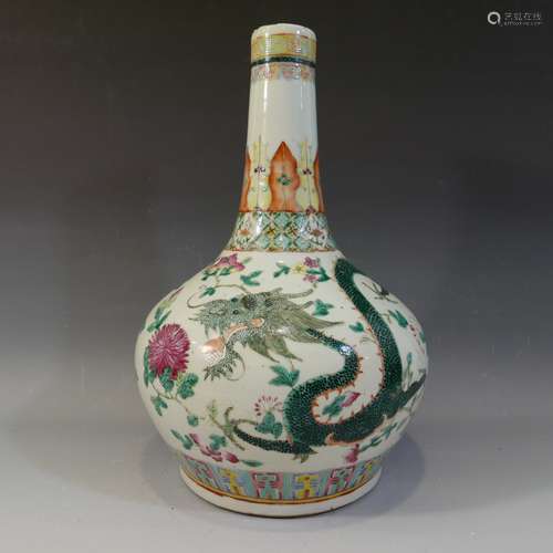 ANTIQUE CHINESE FAMILLE ROSE PORCELAIN BOTTLE VASE - CIRCA 1830S