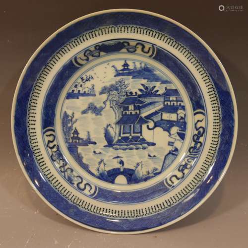 ANTIQUE CHINESE NANKING BLUE WHITE PORCELAIN PLATE.  CIRCA 1850S