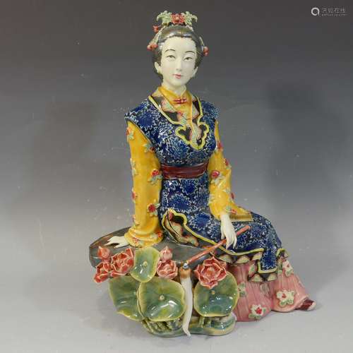 CHINESE ENEMELED PORCELAIN FIGURE OF A BEAUTY SIGNED