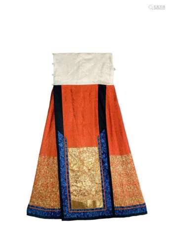 十九世纪 珊瑚红红地绣金线凤戏牡丹裙