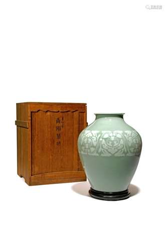 A LARGE JAPANESE CELADON VASE BY MIYANAGA TOZAN I