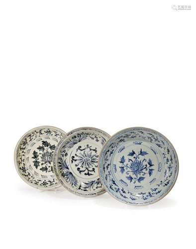 THREE LARGE VIETNAMESE BLUE AND WHITE DISHES