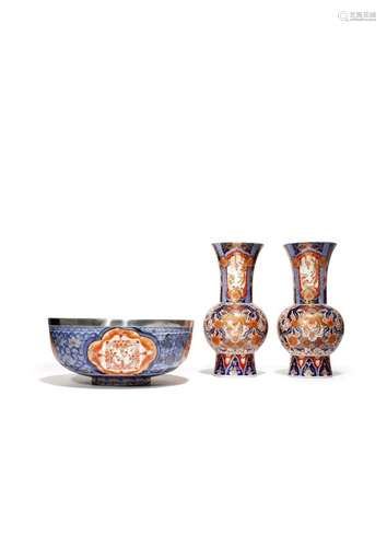 A PAIR OF JAPANESE IMARI VASES AND A SILVER-MOUNTED BOWL