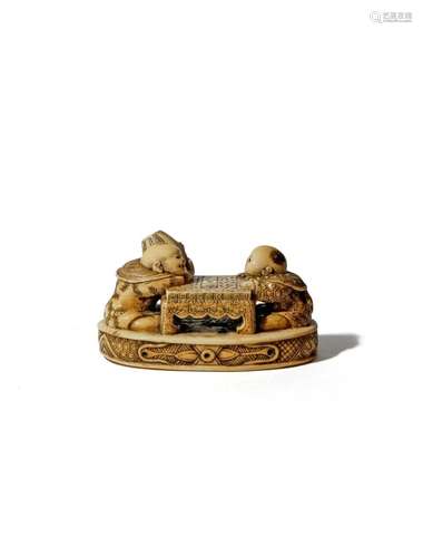 A JAPANESE IVORY NETSUKE