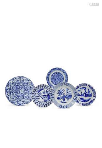 FIVE CHINESE BLUE AND WHITE PLATES