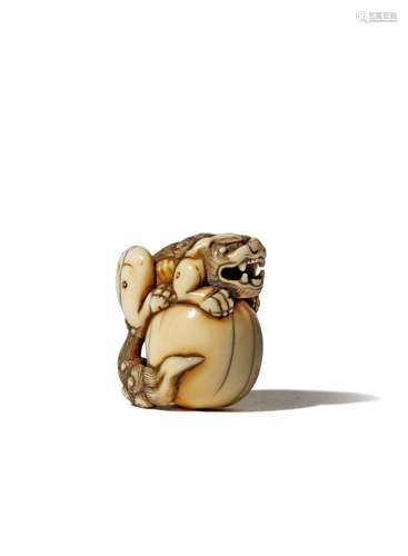 A JAPANESE IVORY NETSUKE