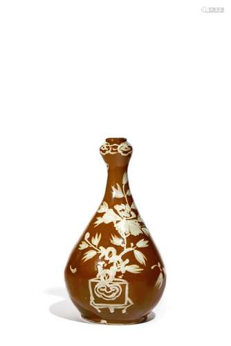 A CHINESE SWATOW BOTTLE VASE