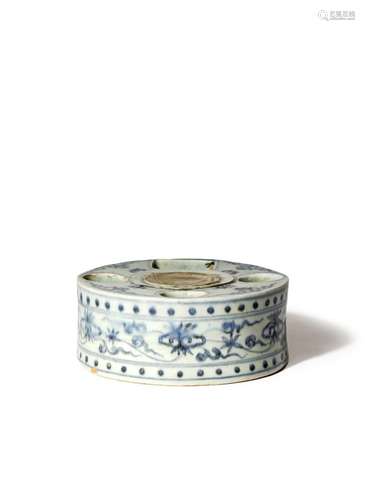 A CHINESE BLUE AND WHITE INKWELL