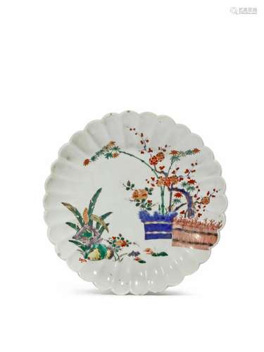 A JAPANESE KAKIEMON SCALLOPED DISH