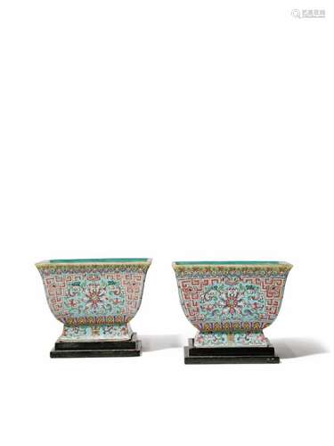 A PAIR OF CHINESE FAMILLE ROSE SQUARE-SECTION BOWLS