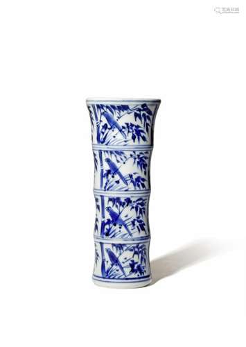 A SMALL CHINESE BLUE AND WHITE VASE