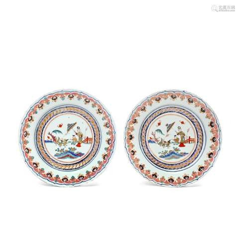 A PAIR OF CHINESE FAMILLE ROSE PLATES